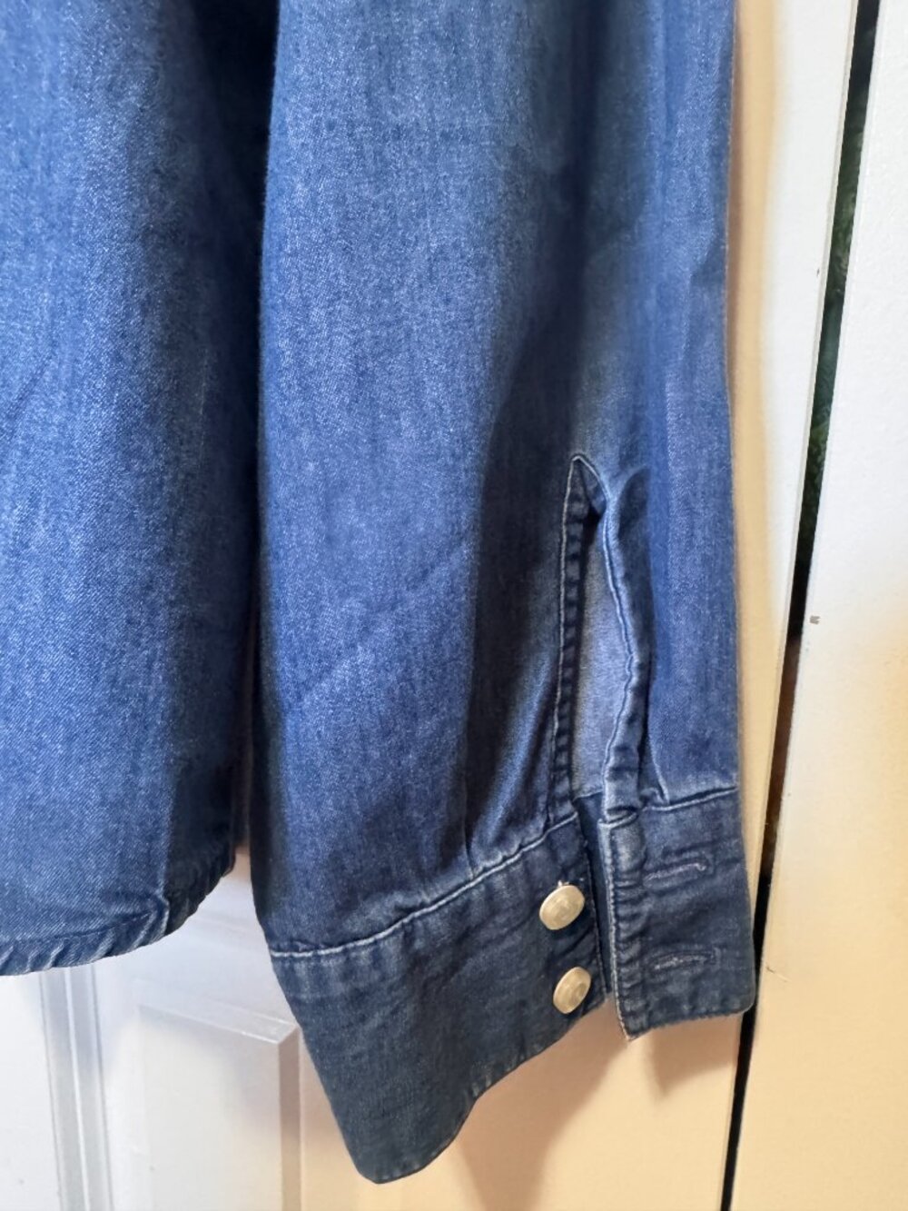 Liz Claiborne LizWear Chambray Hidden Button Ruched Shirt Women's XL Blue - Picture 8 of 10